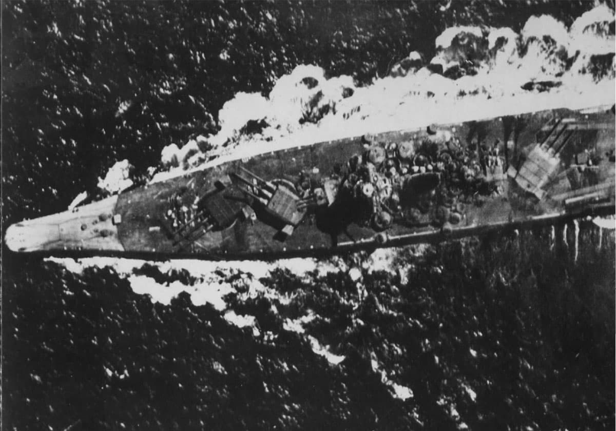 米軍ガンカメラが記録した6兆円戦艦『大和』特攻の瞬間 | スマートニュース