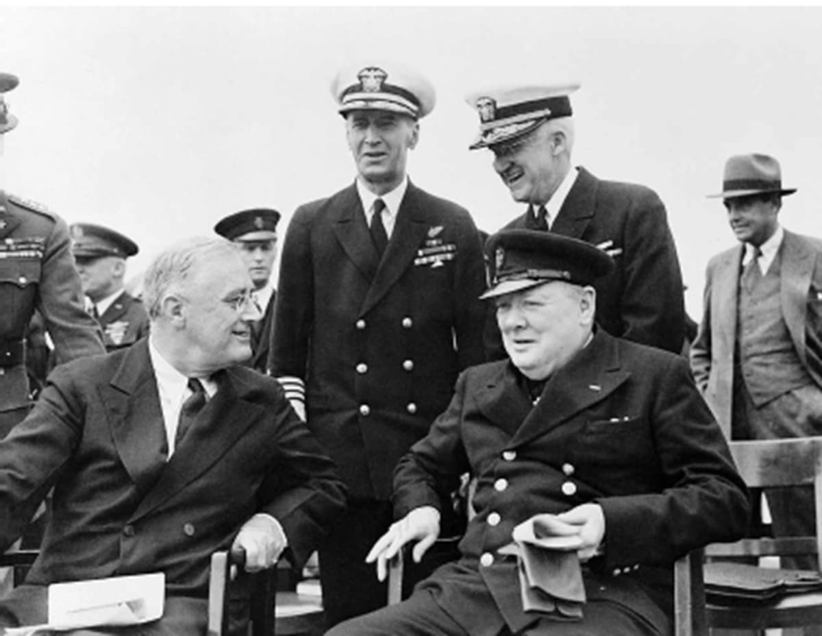 1941年8月10日、大西洋会談に臨むローズヴェルト(左)とチャーチル