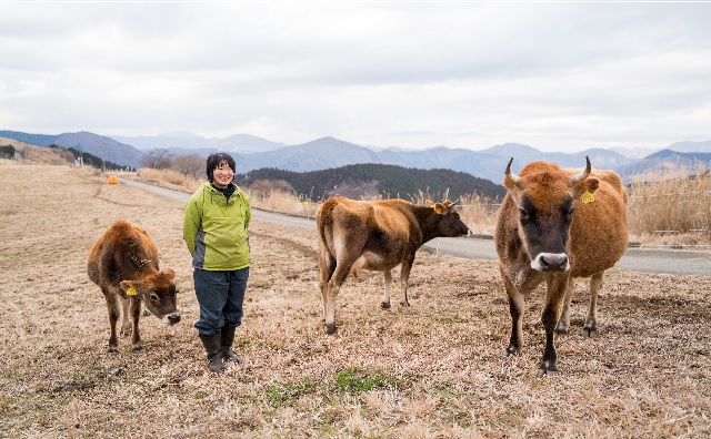 「自分の牧場」の夢を叶えた29歳の女性が、牛とともにつくる"災害に強い山”